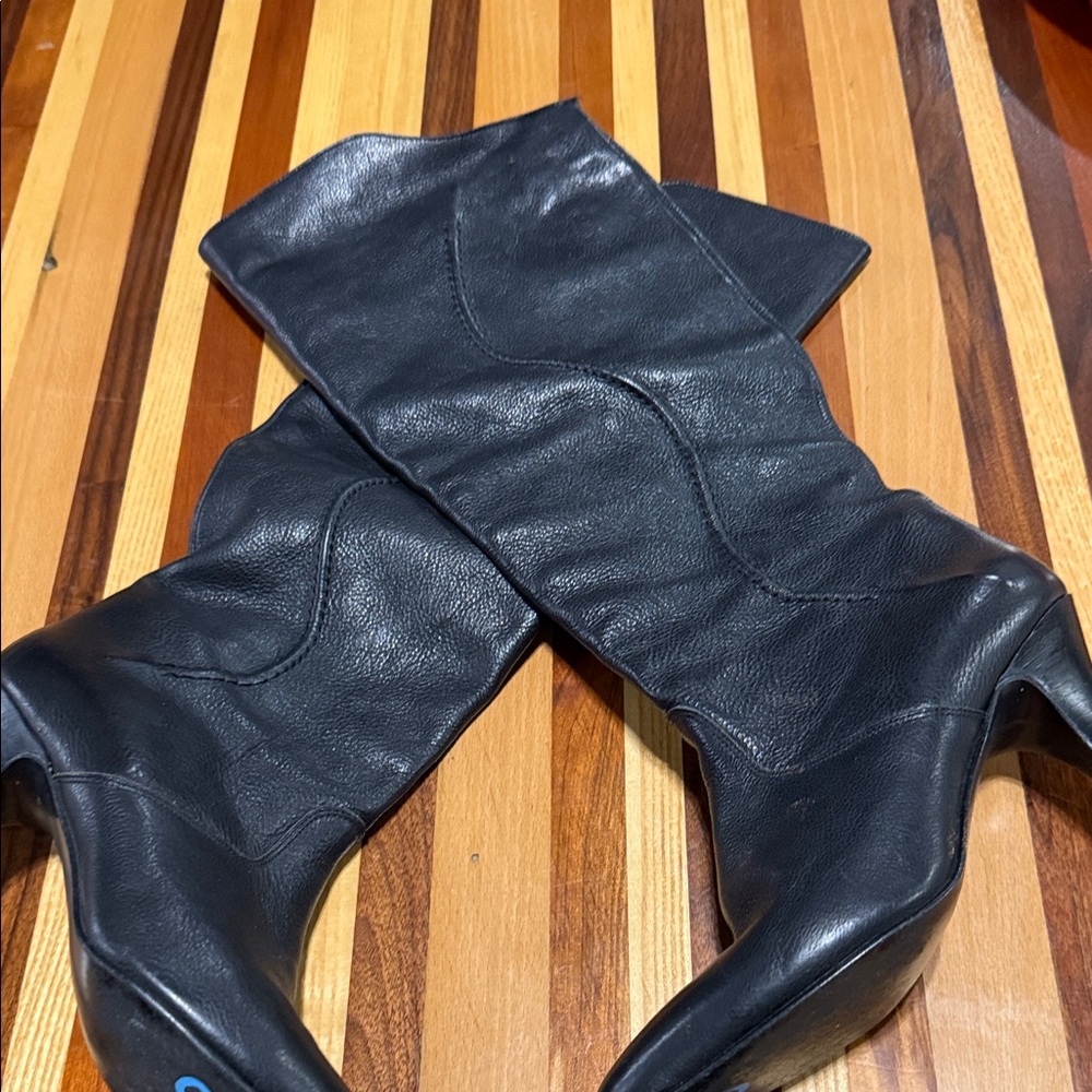 MARIA PIA VINTAGE ITALIAN BOOTS 

Black Leather Boots with a Kitten Heel.